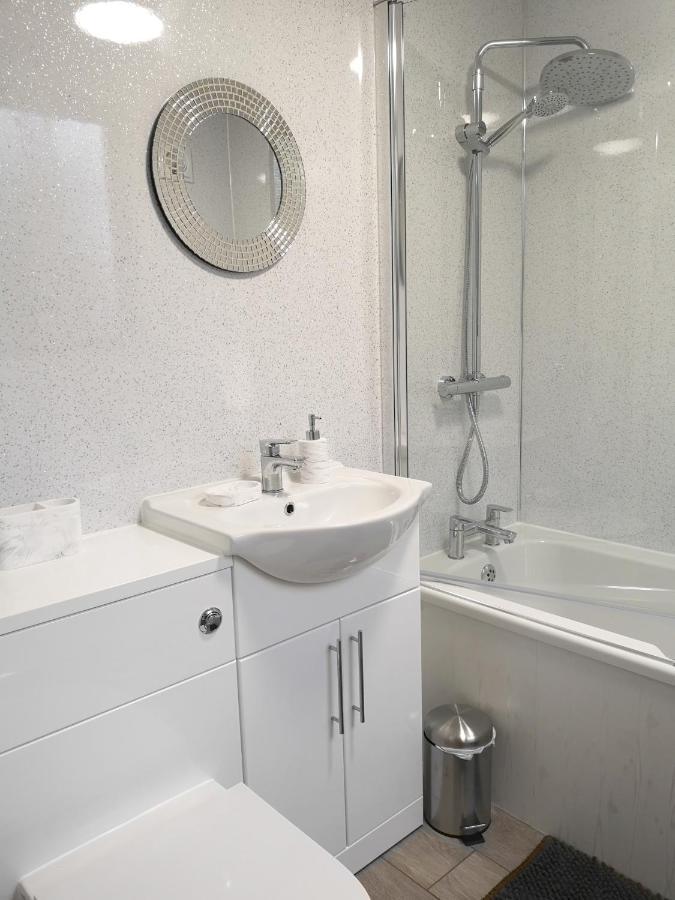 卡莱尔Adrian House, Near Hospital, Easy Parking + Garden公寓 外观 照片